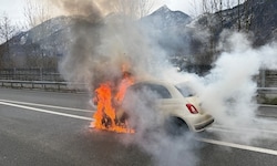 Komplett ausgebrannt ist ein Fahrzeug auf der Tauernautobahn.  