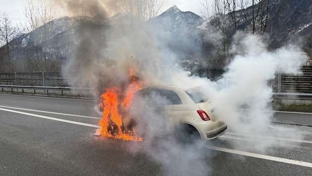 Komplett ausgebrannt ist ein Fahrzeug auf der Tauernautobahn.