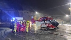 Der Notarzthubschrauber „RK-2“ aus Reutte flog den Deutschen in der Nacht in die Innsbrucker ...