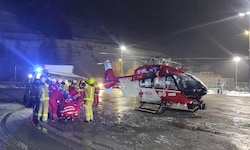 Der Verletzte musste nach der Erstversorgung mit dem Hubschrauber in die Klinik nach Innsbruck ...