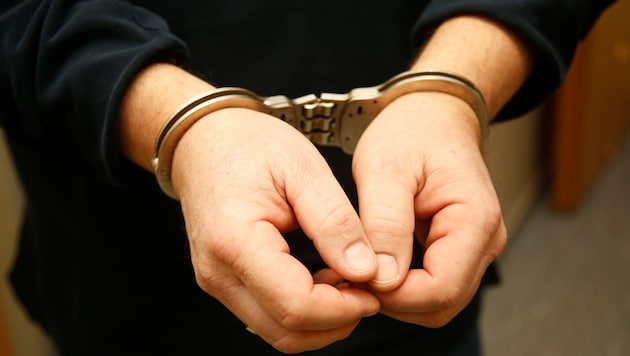 Kriminelle Netzwerke bieten laut Europol in Europa zunehmend Verbrechen als Dienstleistung an ...