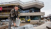 Bürgermeister Herbert Schober freut sich über die neue Volksschule in Fürstenbrunn, die 2026 ...