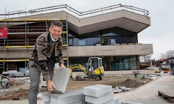 Bürgermeister Herbert Schober freut sich über die neue Volksschule in Fürstenbrunn, die 2026 ...