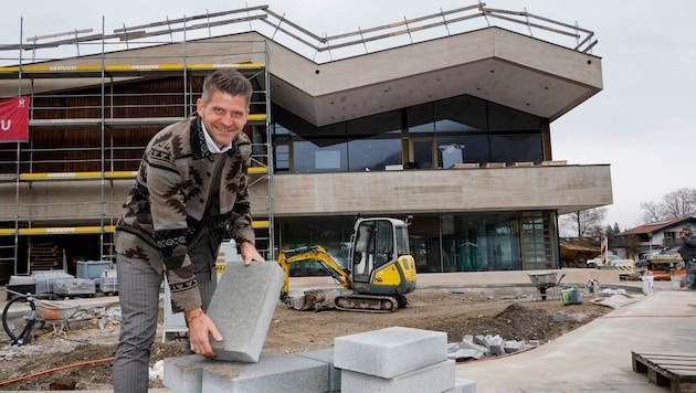 Bürgermeister Herbert Schober freut sich über die neue Volksschule in Fürstenbrunn, die 2026 ...
