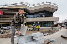 Bürgermeister Herbert Schober freut sich über die neue Volksschule in Fürstenbrunn, die 2026 ...