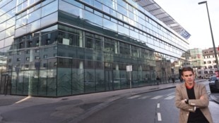 Julian Pfurtscheller vor dem MCI-Hauptquartier. Der untere Bereich wurde nun mit Folie beklebt – ...