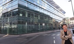 Julian Pfurtscheller vor dem MCI-Hauptquartier. Der untere Bereich wurde nun mit Folie beklebt – ...