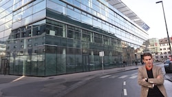Julian Pfurtscheller vor dem MCI-Hauptquartier. Der untere Bereich wurde nun mit Folie beklebt – ...