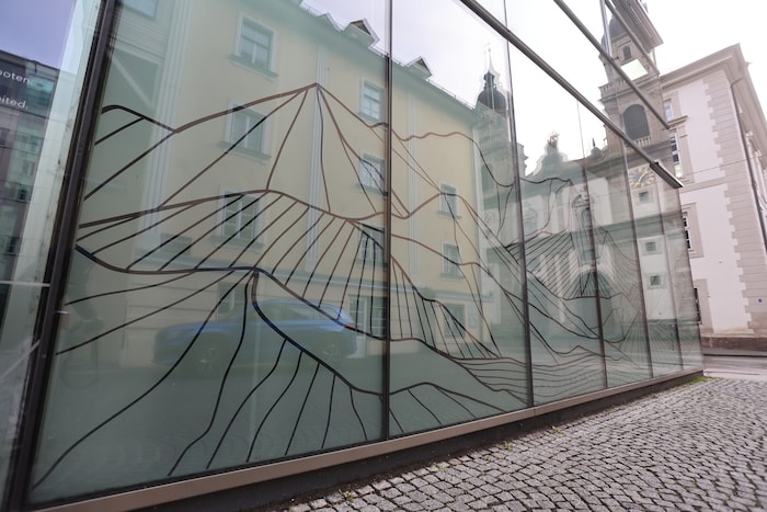 Das MCI-Ergeschoß steht seit Jahren leer. Nun wurde der Blick ins Innere verklebt.