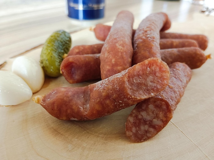Salz und Nitrit machen eine Wurst erst so richtig g‘schmackig. 30 Prozent weniger beeinflussen ...