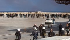 Dutzende Landwirte besetzten das Gelände des Flughafens.