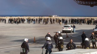 Dutzende Landwirte besetzten das Gelände des Flughafens.