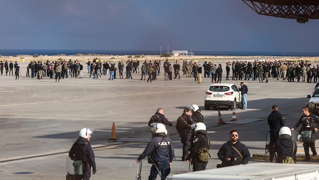 Dutzende Landwirte besetzten das Gelände des Flughafens.