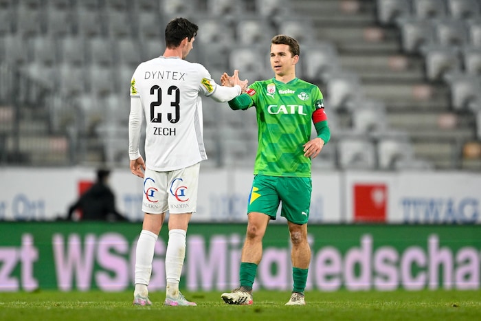 Das Duell der Ludescher ging an Altachs Benedikt Zech, Valentino Müller gratulierte.