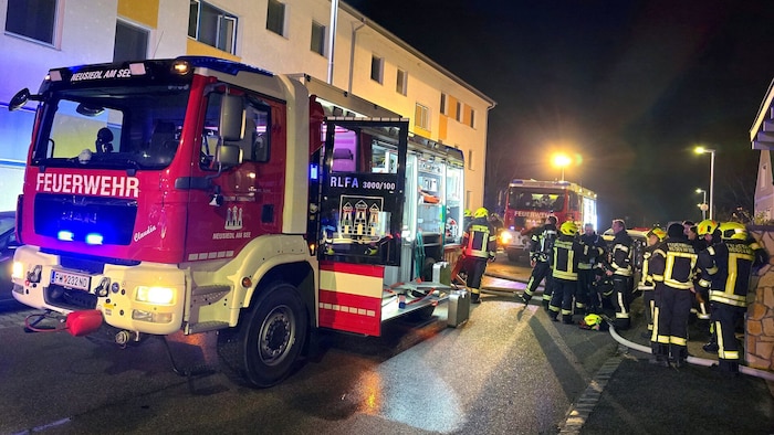 Insgesamt standen mehr als 40 Feuerwehrmitglieder mit neun Fahrzeugen im Einsatz, davon vier ...