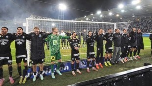 Nach dem 2:1 feierte die Mannschaft minutenlang mit den Fans auf der Nordkurve.