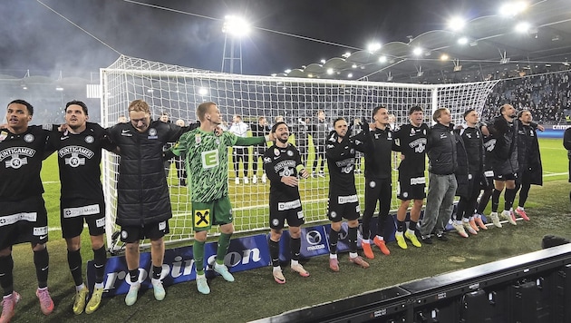 Nach dem 2:1 feierte die Mannschaft minutenlang mit den Fans auf der Nordkurve.