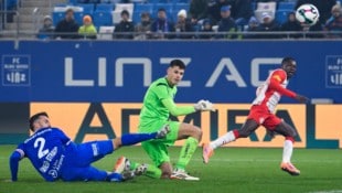 Edmund Baidoo (re.) traf bei Blau-Weiß Linz zum 2:0.