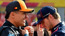 Lando Norris (li.) und Max Verstappen