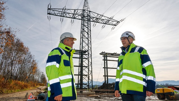 Salzburg-Netz-Geschäftsführer Hannes Walsberger (li.) und Walter Schaffer erklären die Gründe ...
