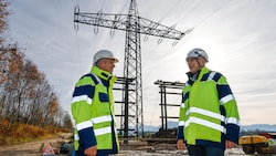 Salzburg-Netz-Geschäftsführer Hannes Walsberger (li.) und Walter Schaffer erklären die Gründe ...