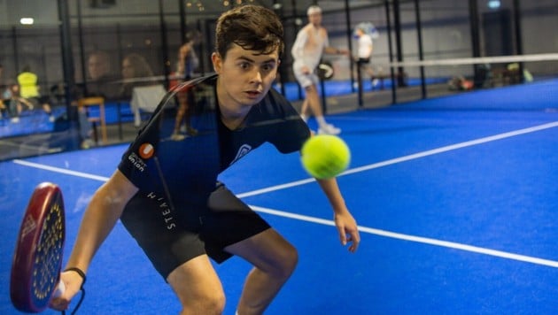 Voller Fokus auf den Ball: Moritz Eiersebner ist der derzeit beste Padelspieler in Österreich.
