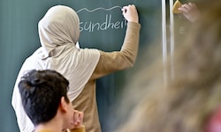 Kein Kopftuch „nach islamischer Tradition“ in der Schule: Diese Regel tritt ab dem Schuljahr ...