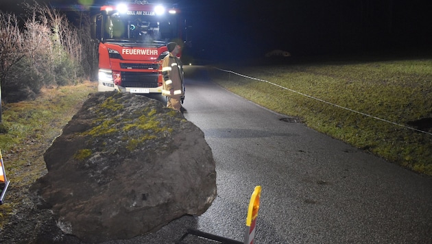 Der Felsbrocken donnerte über ein Feld auf die Gemeindestraße.