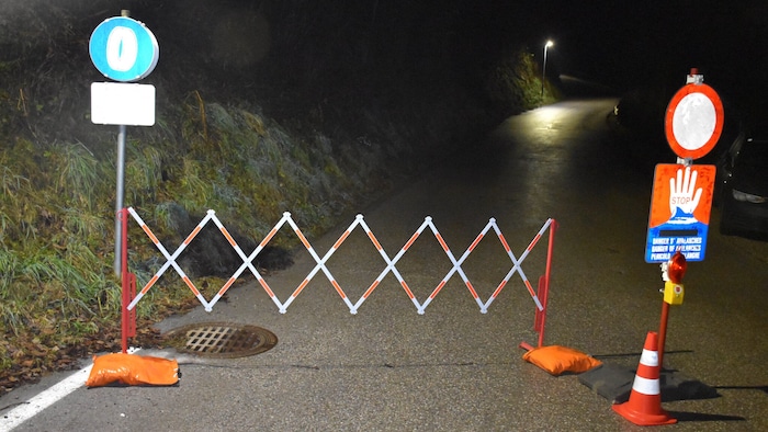 Die einzige Zufahrtsstraße zur Siedlung wurde vorerst gesperrt.