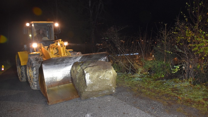 Ein Radlader entfernte den Felsbrocken.