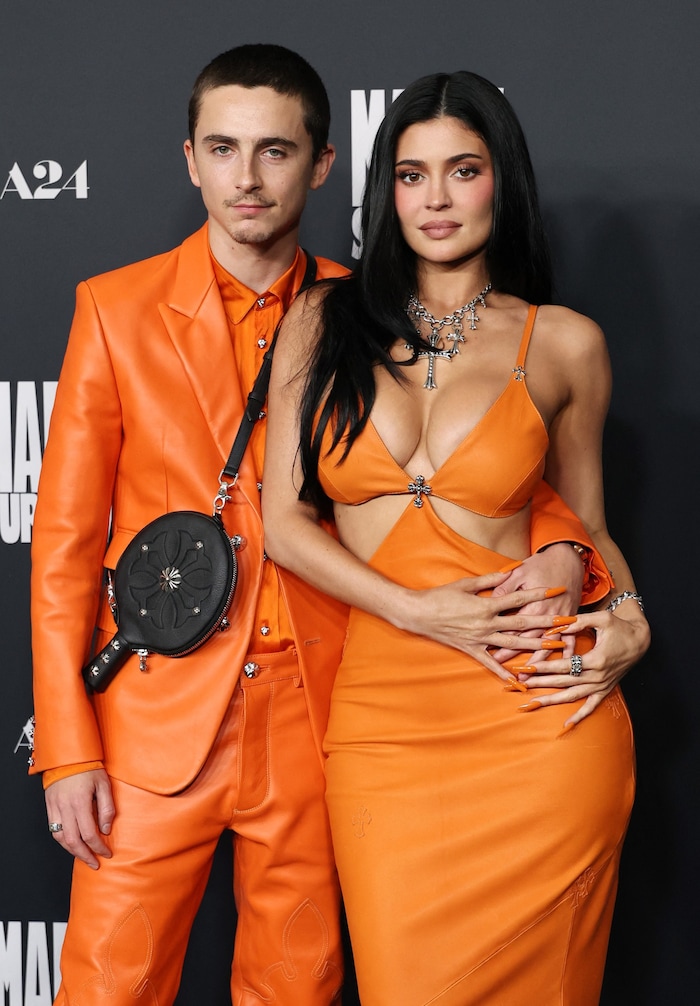 Beide trugen silbernen Schmuck. Auffällig waren auch Kylie Jenners lange orangefarbene Nägel.