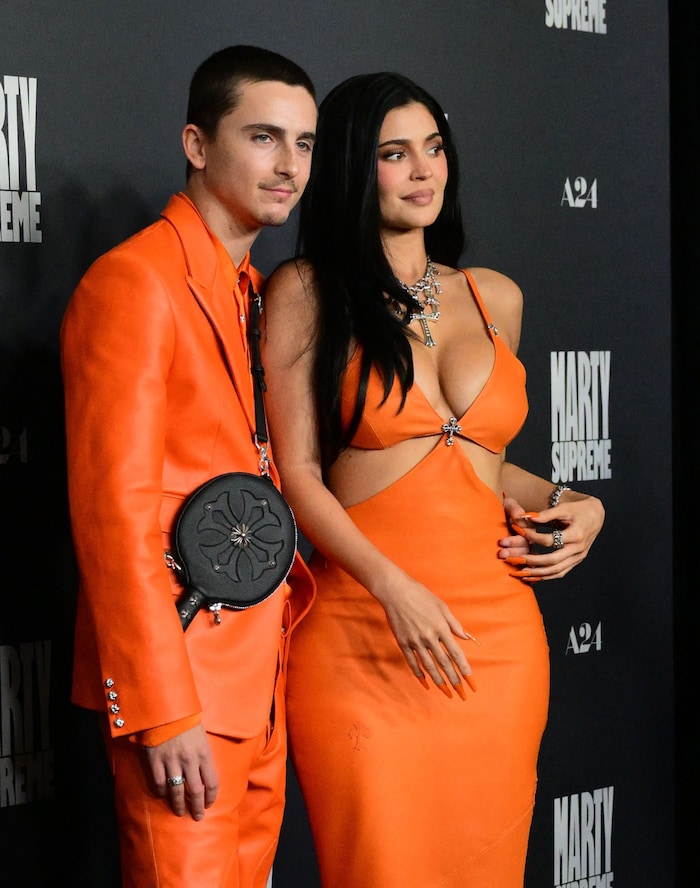 Chalamet trug als Anspielung auf seine Filmrolle eine Crossover-Bag in Form eines ...