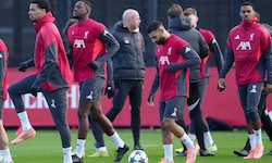 Liverpool-Star Mohamed Salah (Mitte) sorgt vor dem Champions-League-Spiel in Mailand für viel ...