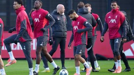 Liverpool-Star Mohamed Salah (Mitte) sorgt vor dem Champions-League-Spiel in Mailand für viel ...