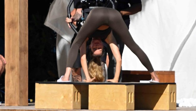 Dieses Bild bringt sofort alle zum Schmunzeln: Gisele Bündchen von hinten, Hände am Boden, der ...