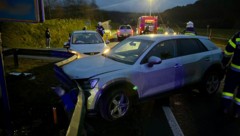 Aus bisher ungeklärter Ursache krachten Dienstagmorgen auf der B96 drei Autos ineinander.