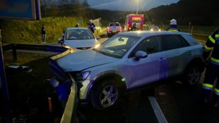 Aus bisher ungeklärter Ursache krachten Dienstagmorgen auf der B96 drei Autos ineinander.
