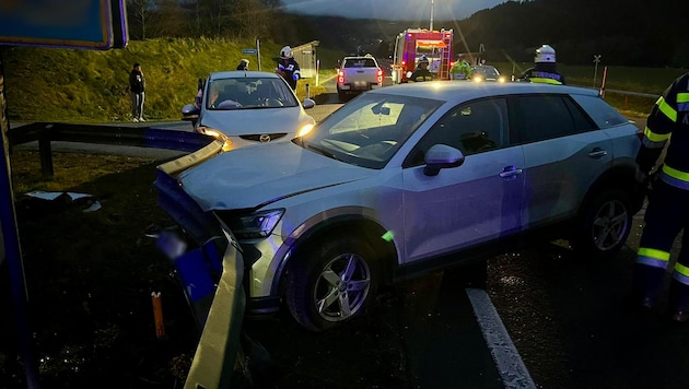 Aus bisher ungeklärter Ursache krachten Dienstagmorgen auf der B96 drei Autos ineinander.