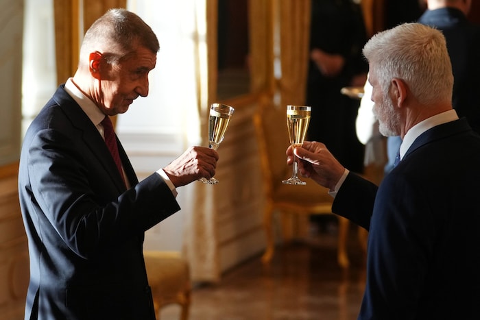 Ein Gläschen Sekt für Andrej Babiš und Petr Pavel zur Feier des Tages