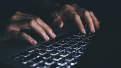 Die Staatsanwaltschaft wirft dem Angeklagten unter anderem Mord und fünffachen versuchten Mord ...