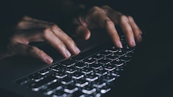 Die Staatsanwaltschaft wirft dem Angeklagten unter anderem Mord und fünffachen versuchten Mord ...