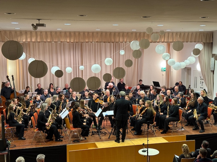 Nicht nur die Sitzplätze, sondern auch die Bühne war knallvoll