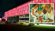 Lentos Kunstmuseum in der Nacht; Werk von Max Pechstein