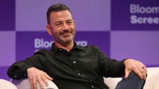 Jimmy Kimmel hat sich bei der Ankündigung seines TV-Vertrages nicht nehmen lassen, eine Spitze ...