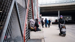 Fahrgäste warten auch auf Betonklötzen.