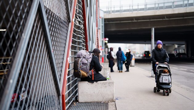 Fahrgäste warten auch auf Betonklötzen.