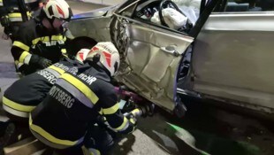 Die Feuerwehr Voitsberg barg die beiden Unfallfahrzeuge.