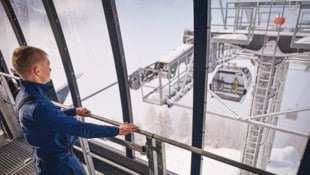 Seilbahntechniker, wie hier am Bild Lukas Naschenweg, sorgen in Österreichs Skigebieten für ...