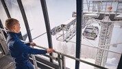 Seilbahntechniker, wie hier am Bild Lukas Naschenweg, sorgen in Österreichs Skigebieten für ...