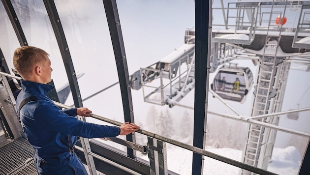 Seilbahntechniker, wie hier am Bild Lukas Naschenweg, sorgen in Österreichs Skigebieten für ...